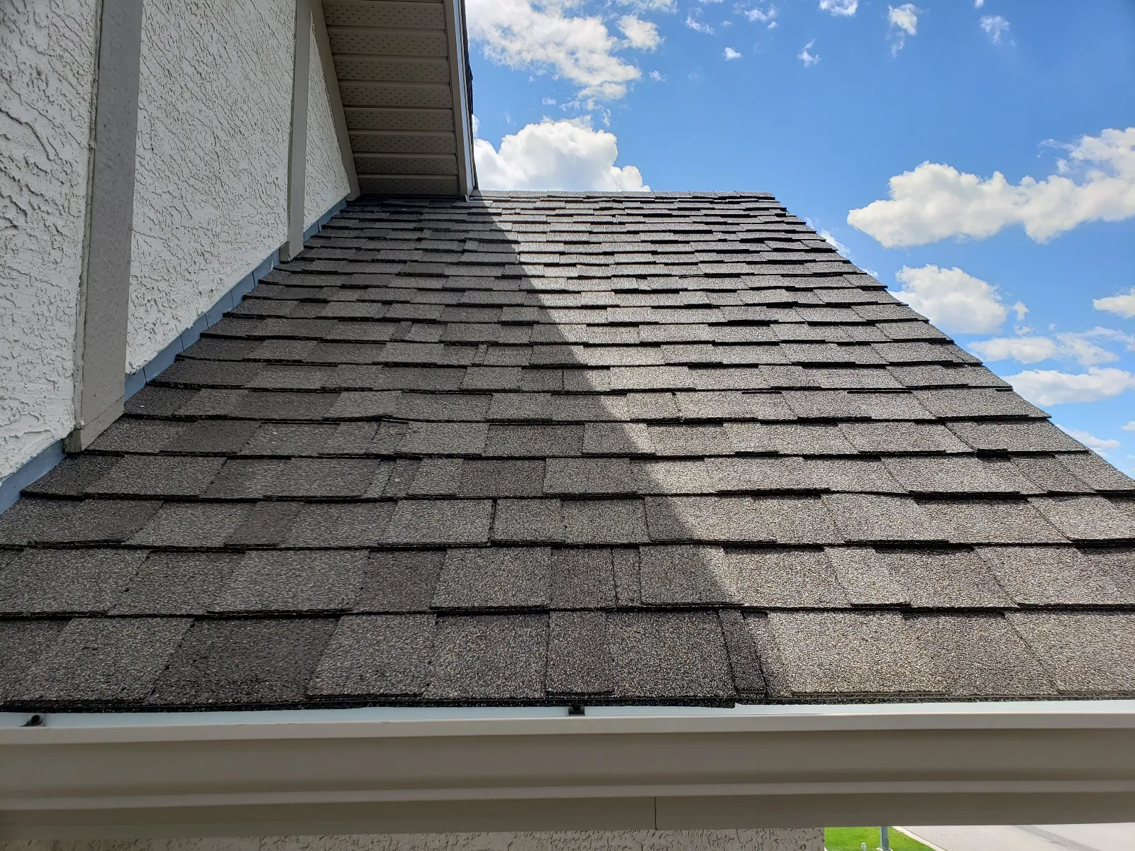 Shingle eave edge with drip edge and eavestrough